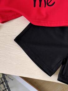 SHEIN 2Pcs Baby Boy Casual "Mom + Dad = Me" Letter Print Top And Black Comfortable Shorts Outfit, Suitable For Daily Wear And Mother's Day, Summer, Kid Clothes, Toddler Clothes, Baby Outfit, Infant Baby Boys Outfits, Toddler Tank Top, Toddler Short, Baby Set, 6M-3T - Red - View 5