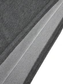 Manfinity Homme Bộ đồ thường ngày 2 món cho nam: Áo thun cổ tròn tay ngắn màu tương phản và quần short túi hộp thời trang nam, trang phục nam, trang phục ấm áp - Màu xám đen - Xem 6