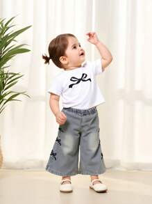 SHEIN Playful Pals 女嬰 2 件套：可愛蝴蝶結白色短袖 T 恤與淺藍色蝴蝶刺繡寬腿牛仔褲 - 白色 - 查看 1