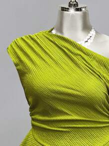SHEIN Unity Vestido corto de mujeres con tallas grandes, hombros descubiertos, de tela texturizada de un solo color, como atuendo de verano para festivales, conciertos, fiestas y raves - Verde - Ver 3