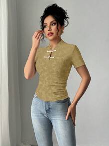 Chiquease Áo thun nữ bó sát, thêu nút phía trước, cạp chun nhún bèo - Màu Khaki - Xem 3