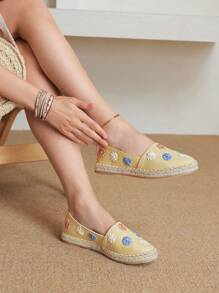 Styleloop Women's Round Toe Flat Daisy Jute Rope Casual Vacation Slip-On Shoes, Boho Style - Yellow - View 3