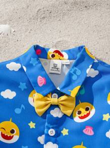 BABY SHARK X SHEIN 男婴卡通黄色鲨鱼印花蓝色休闲 Polo 领衬衫和黄色吊带短裤绅士可爱套装 - 藍色 - 查看 3