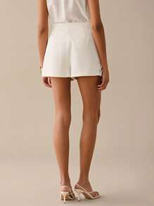 Lilora Shorts de tiro frontal con costura sólida y bolsillo en sesgo - Shorts cómodos blancos para mujer, outfits de verano elegantes y urbanos, apropiados para salidas diarias y de fiesta en primavera y verano