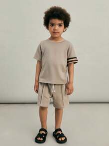 SHEIN Set de 2 piezas de camiseta de manga corta con cuello redondo y pantalón corto de punto con patrón gráfico y contraste para niños