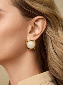 MOTF PREMIUM Pendientes con perla artificial con forma geométrica cuadrada chapados en oro de 18k