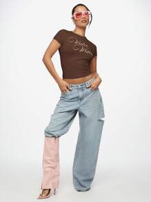 SUMWON WOMEN Video Vixen Y2K 美学婴儿 T 恤短款上衣修身短袖图形文字印花复古风格街头风格节日夏季春季 - 棕色 - 查看 7