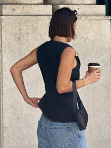 SHEIN Essnce Chaleco ajustado de unicolor con decoración de hebilla de metal y diseño asimétrico