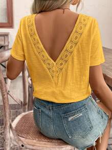 SHEIN Frenchy 夏季婚礼季露背蕾丝拼接黄色上衣、T恤必备夏季套装、婚礼季必备、法式风情 - 黃色 - 查看 3