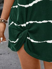 SHEIN LUNE 抽象线条 V 领休闲舒适扭曲喇叭下摆设计加大码短袖连衣裙波西米亚牛仔装老钱节波西米亚西部服饰女士嬉皮夏季波西米亚老钱夏季女士服装春假狂欢装节日春假装 - 墨綠色 - 查看 6