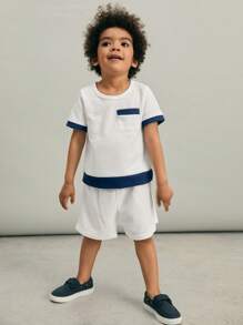 SHEIN Set de 2 piezas de camisa de manga corta y pantalones cortos informales con aplicación de bloques de color para niños - Blanco - Ver 4