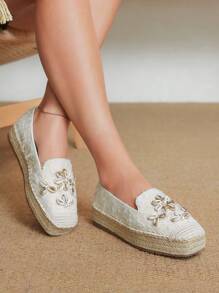 Styleloop Women's 3D Floral Decor Bohemian Style Thick Soled Flat Shoes - Beige - View 3