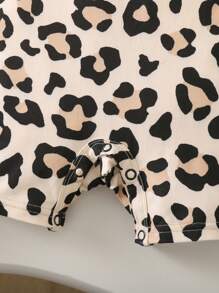 新生女婴可爱夏季针织弹力豹纹连体衣，裤裆处有按扣