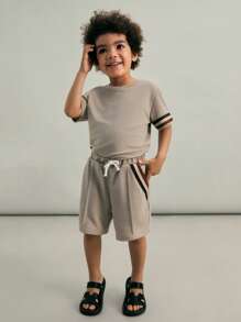 SHEIN Set de 2 piezas de camiseta de manga corta con cuello redondo y pantalón corto de punto con patrón gráfico y contraste para niños
