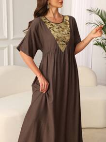Lacomfia Gaun Maxi Caftan Cokelat Panjang Longgar dengan Leher Bulat dan Motif Bunga Patchwork - Coklat - View 3