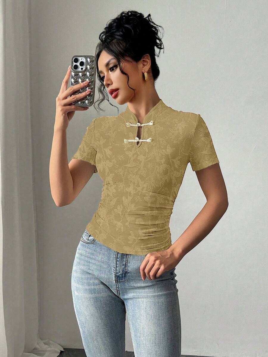 Chiquease Áo thun nữ bó sát, thêu nút phía trước, cạp chun nhún bèo - Màu Khaki - Xem 1