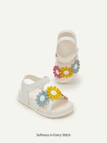 Cozy Pixies 1 par de sandalias planas de verano suaves y versátiles con flores 3D para niñas pequeñas, estilo princesa y casual a juego