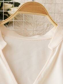 SHEIN LUNE Blusa feminina com design francês, manga curta/manga pétala, decote em V, botões decorados, tecido texturizado de alta qualidade, tamanho grande - Damasco - Ver 6