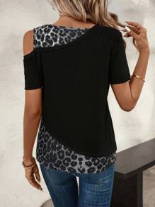 SHEIN LUNE Camiseta de mujer con cuello asimétrico, hombros recortados, estampado de leopardo vintage, bloques de color, casual, de vacaciones, elegante, para usar en la calle