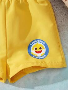 BABY SHARK X SHEIN 男婴卡通黄色鲨鱼印花蓝色休闲 Polo 领衬衫和黄色吊带短裤绅士可爱套装 - 藍色 - 查看 5