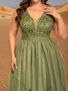 Glamrae Plus Size Elegant Romantic Green Deep V Sequin Contrast Mesh A-Line Maxi Dress - Green - View 4