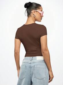 SUMWON WOMEN Video Vixen Y2K 美学婴儿 T 恤短款上衣修身短袖图形文字印花复古风格街头风格节日夏季春季 - 棕色 - 查看 9