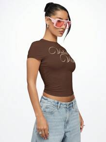 SUMWON WOMEN Video Vixen Y2K 美学婴儿 T 恤短款上衣修身短袖图形文字印花复古风格街头风格节日夏季春季 - 棕色 - 查看 3