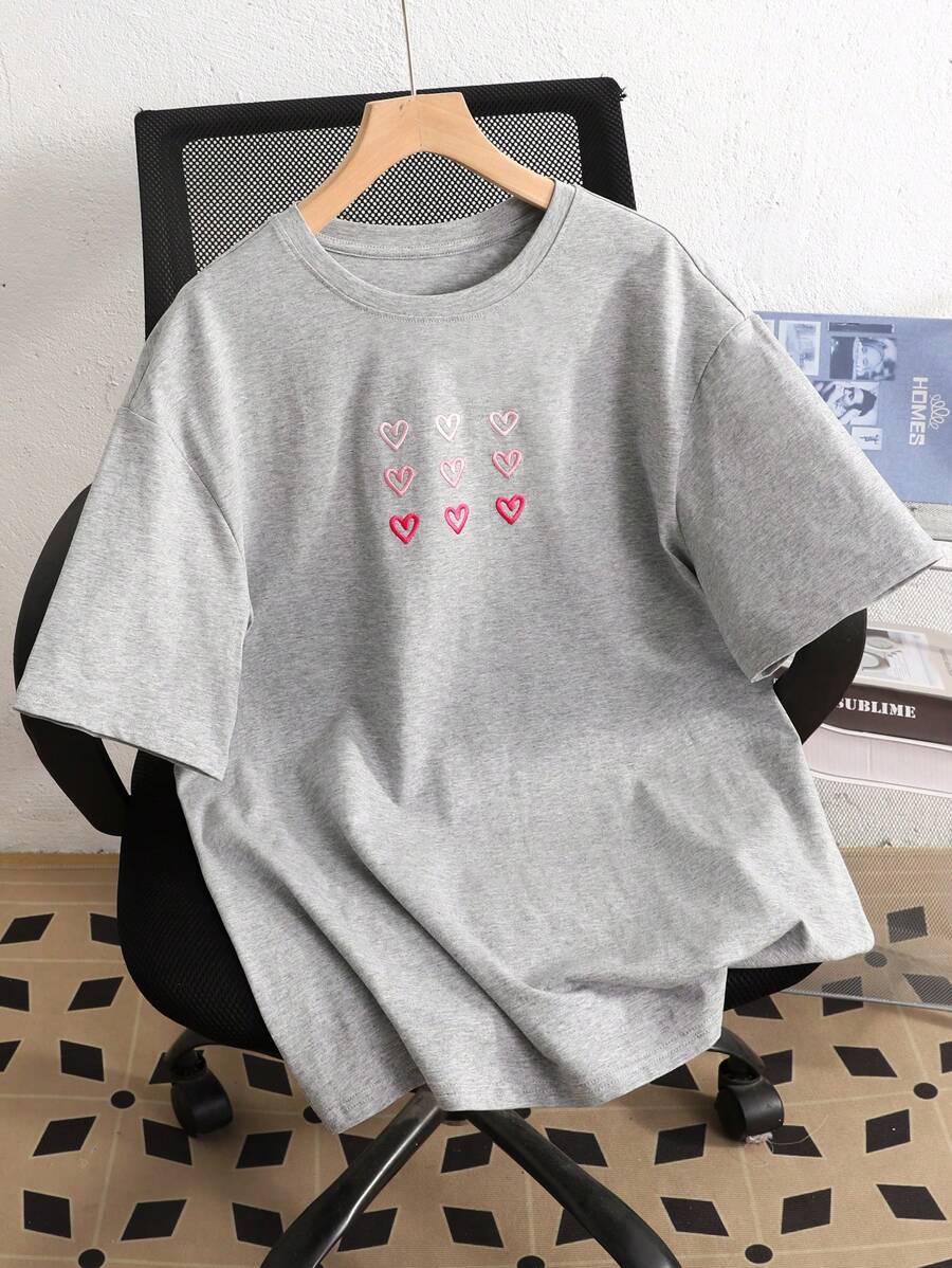 SHEIN 少女灰绿色爱心刺绣甜美圆领短袖字母印花休闲T恤超大码 - 淺灰色 - 查看 1