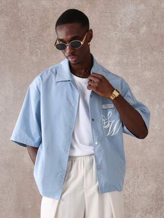 SUMWON Lässiges, boxiges Logo-Knopf-Arbeitshemd für den Sommer, leichtes Kurzarm-Streetwear-Designer-Baseball-Stil-Kasack mit besticktem Hemd