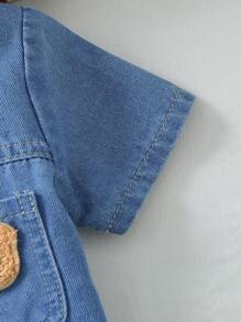 SHEIN Playful Pals ملابس أطفال صبيان مكونة من ملابس علوية كارديجان قصير الأكمام بياقة متدلية وبنطال قصير من الدنيم الأزرق، أسلوب كاجوال وفضفاض، مناسب للخروجات والراحة في المنزل والرياضة اليومية وحفلات الأعياد - أزرق فاتح اللون - مشاهدة 4