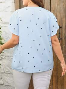 SHEIN PETITE CURVE Plus Size Casual Notched Neck Heart Print Short Sleeve Shirt - Multicolor - View 2