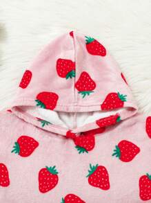 SHEIN Baby Girl Strawberry Pattern Hooded Comfortable Flannel Absorbent Robe, Pajamas, Blanket, Suitable For Various Seasons And Occasions Like Bathroom And Beach, Autumn/Winter