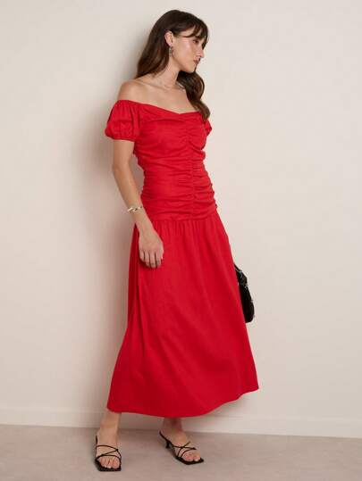 Nöista Rotes Midi-Kleid mit Raffung in der Mitte, kurzen Ärmeln und dünnen Trägern. Ideal für Abschlussfeiern, Tageszeitveranstaltungen oder besondere Abendessen aufgrund seines romantischen und femininen Stils.
