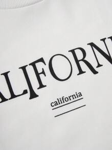 SHEIN Tween Boy Fashion Distinctive Letter Printed Round Neck Short Sleeve T-Shirt & Loose Shorts Set. Whether On The School Playground, Sports Field, Outdoor Adventure, Or At Social Gatherings, This Outfit Allows Him To Freely Enjoy Active And Comfortable Movement.