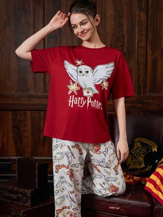 HARRY POTTER X SHEIN 女士夏季猫头鹰圆领短袖宽松酒红色海德薇印花T恤搭配白色长裤睡衣套装，舒适休闲，居家休闲夏日之选