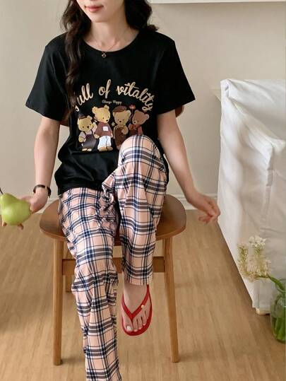 2 件套：少女熊印花时尚休闲黑色圆领短袖上衣搭配卡其色格子裤，柔软针织面料舒适家居服