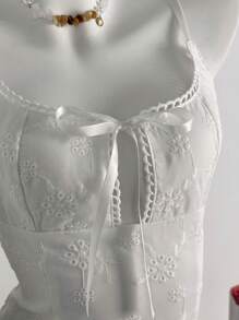 Sweetra 法式蝴蝶结系带花卉刺绣节日裙，腰部修饰芭蕾舞裙吊带连衣裙 - 白色 - 查看 5