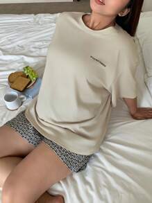 Dazy Plus 2 件套纯色宽松字母印花圆领上衣和格纹抽绳腰短裤睡衣套装 - 杏色 - 查看 4