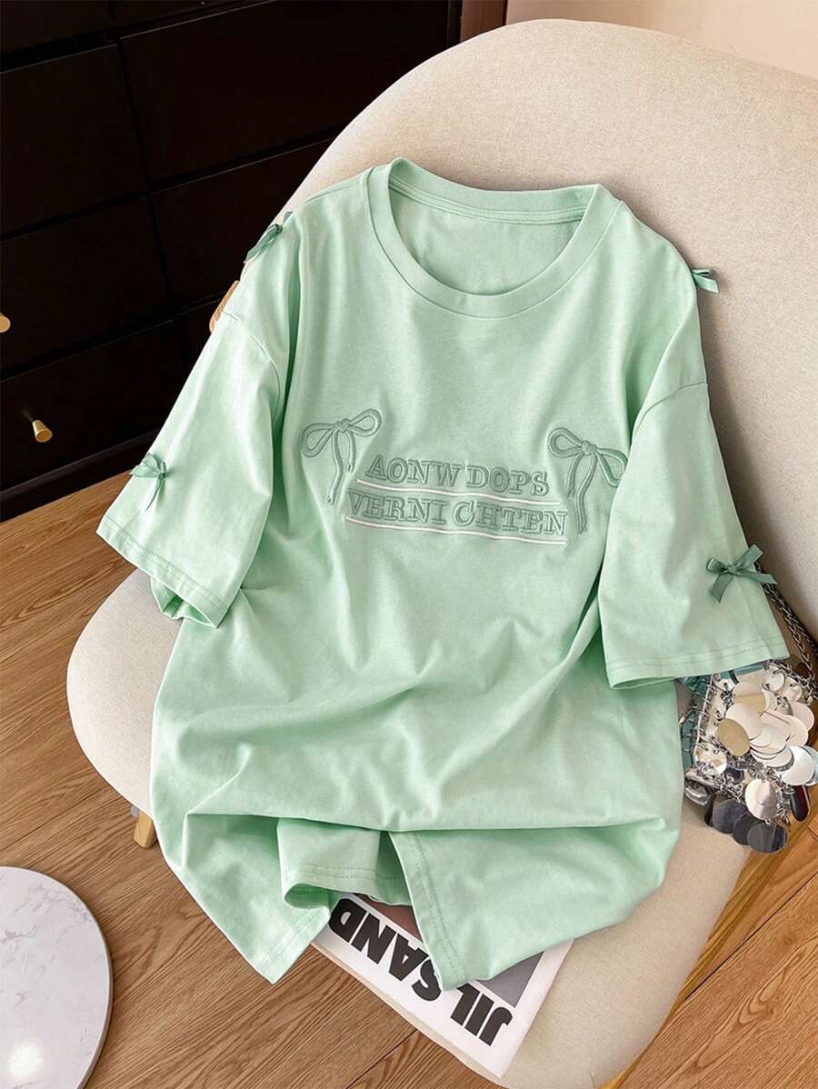 SHEIN Camiseta oversize para mujer, de longitud media, cuello redondo, hombros caídos, con diseño de lazo bordado, estilo coreano y japonés