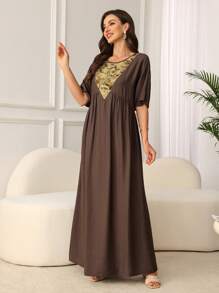 Lacomfia Gaun Maxi Caftan Cokelat Panjang Longgar dengan Leher Bulat dan Motif Bunga Patchwork - Coklat - View 4