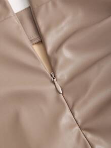 Sweetra 优雅复古高腰褶皱巴西 PU 皮革侧开衩喇叭形 A 字迷你裙，适合 Y2K 女士 - 卡其色 - 查看 3