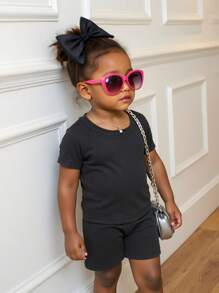 女婴柔软舒适两件套黑色短袖上衣和短裤，适合春夏季节