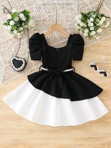 Vestido midi de niña con mangas abullonadas, bloque de color blanco y negro, bajo asimétrico y decoración de flores 3D. Adecuado para uso diario, reuniones familiares y ocasiones especiales