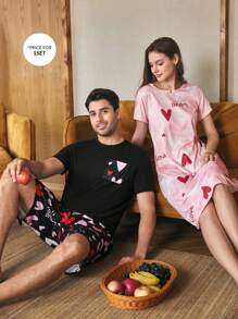 Manfinity CoupledUp Conjunto de ropa de casa informal para hombres con top de manga corta en negro con bolsillo y pantalón corto estampado de corazones