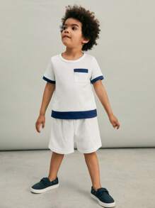 SHEIN Set de 2 piezas de camisa de manga corta y pantalones cortos informales con aplicación de bloques de color para niños - Blanco - Ver 1