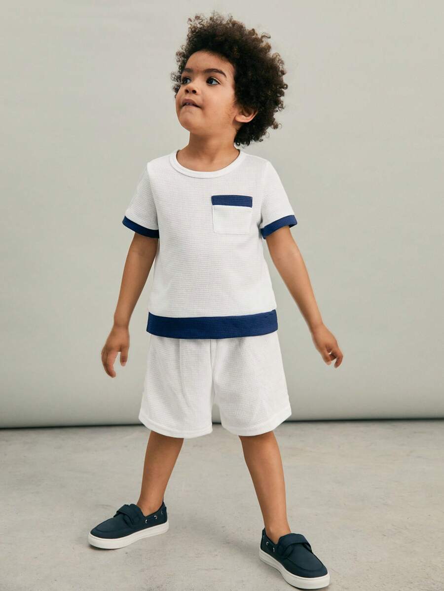 SHEIN Set de 2 piezas de camisa de manga corta y pantalones cortos informales con aplicación de bloques de color para niños - Blanco - Ver 1