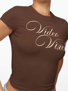 SUMWON WOMEN Video Vixen Y2K 美学婴儿 T 恤短款上衣修身短袖图形文字印花复古风格街头风格节日夏季春季 - 棕色 - 查看 5