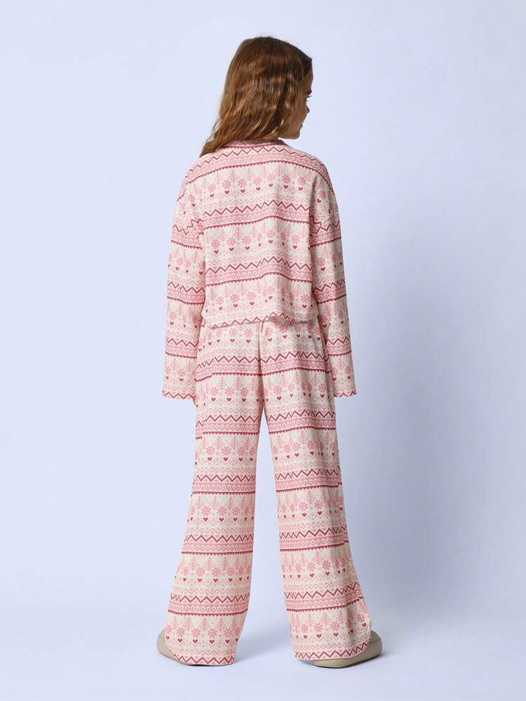 와이드 레그 팬츠와 함께한 와플 니트 페어아일 패턴 풀오버