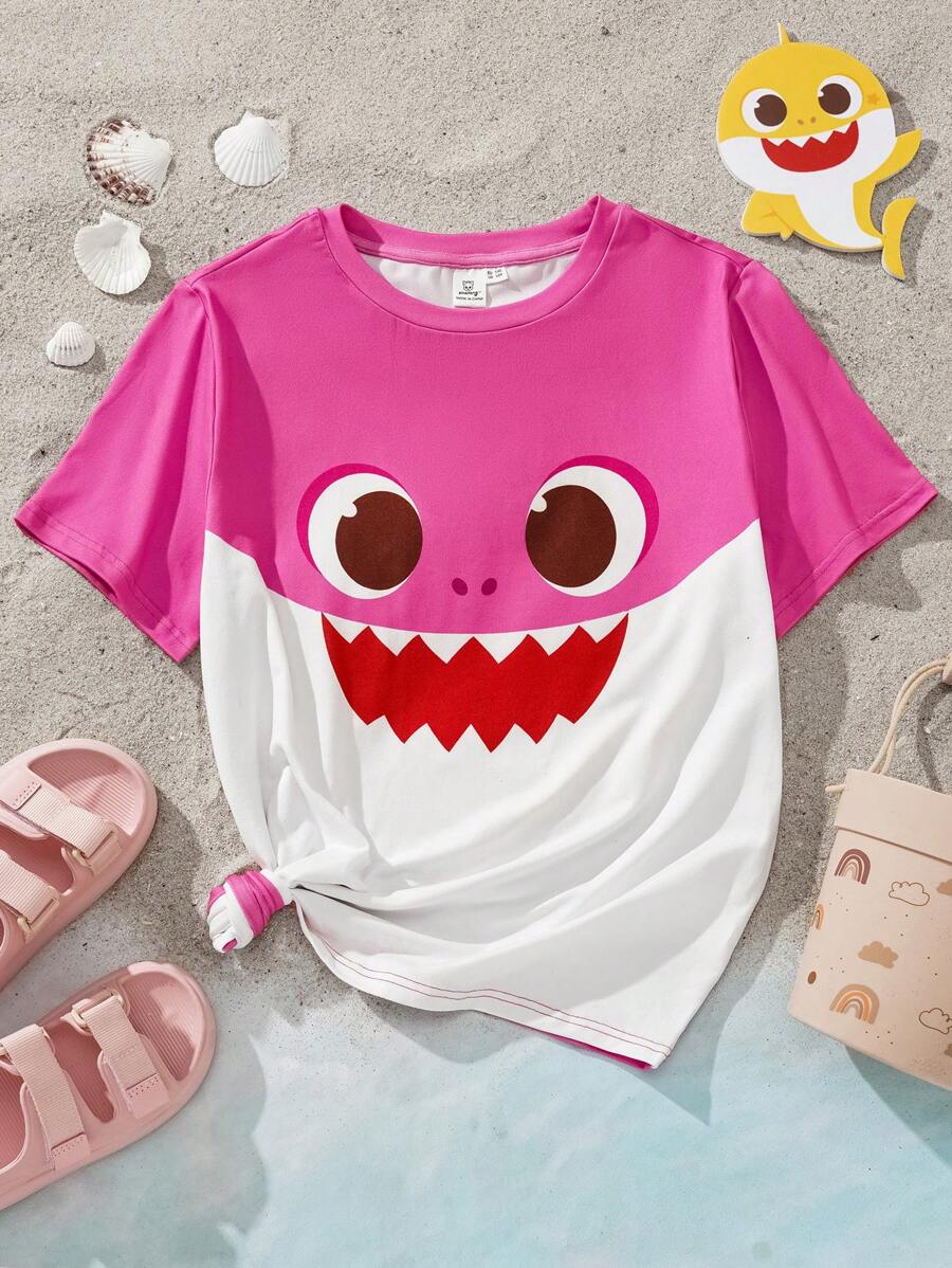 BABY SHARK X SHEIN Camiseta de manga corta informal y versátil con estampado de tiburón de dibujos animados para niña preadolescente en color rosa - Multicolor - Ver 1