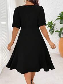 SHEIN Clasi Schwarzes V-Ausschnitt Kurzarm Damen Elegantes Pendler Lässig Kleid, einfache Mode vielseitig komfortabel, mehrlagiges Saum Nähdesign, knielanges, Große Größen, geeignet für Frühling/Sommer/Herbst - Schwarz - Übersicht 2